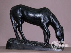 Скульптура "Лошадь на водопое"